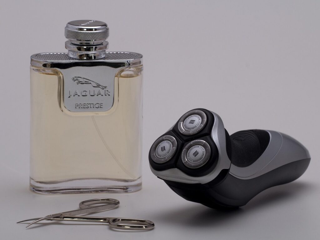 シェーバー：
引用元：https://pixabay.com/photos/still-life-aftershave-razor-836825/