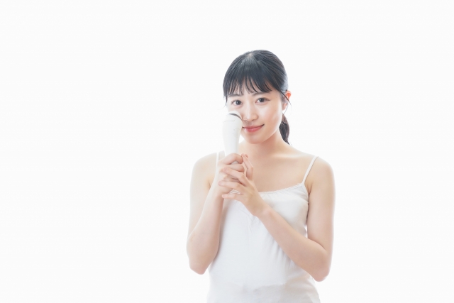 美顔機器を使う女性